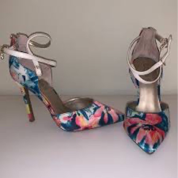Guess flower heels. - Picture 1 of 3
